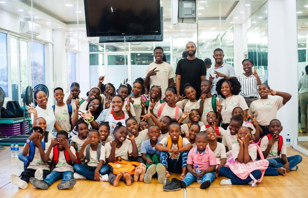 IMPACT-E distribue 30 kits scolaires pour soutenir la rentr&eacute;e des enfants b&eacute;n&eacute;ficiaires dans le cadre du camps d&rsquo;&eacute;t&eacute; Simen Lespwa
